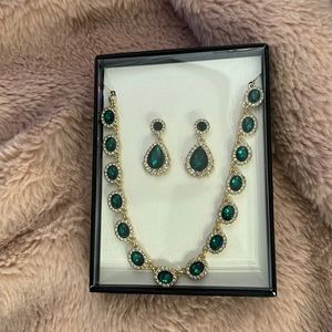 NWOT Stunning emerald green necklace and earrings